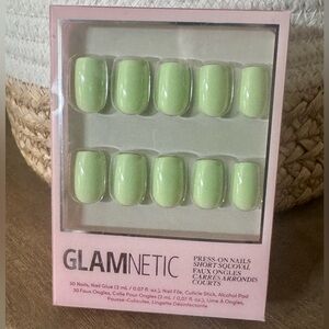 GLAMNETIC Short Squoval Press-On Nails in light sage